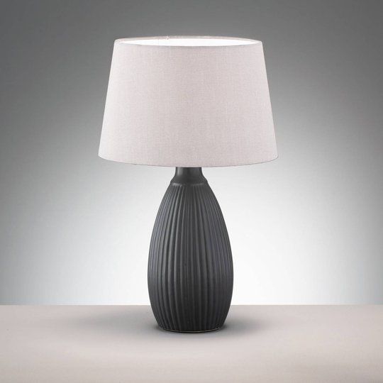 Bordslampa Ames med tygskärm och keramikfot
