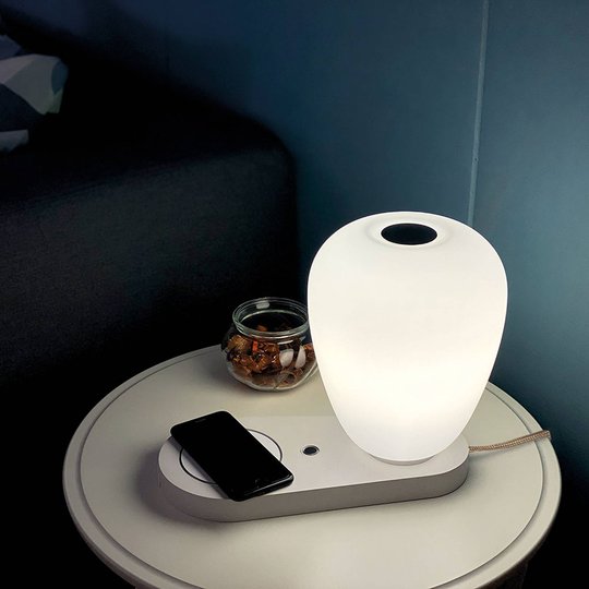 Bordslampa Like, USB- och trådlös laddare