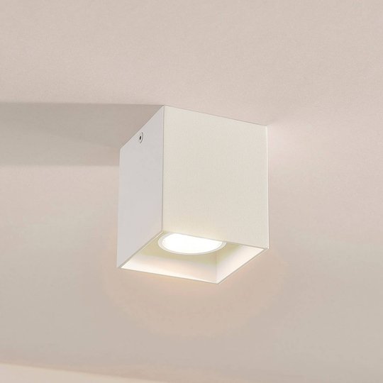 Kantig påbyggnads-downlight Carson i vitt
