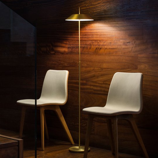 Mayfair – en dekorativ LED-golvlampa i guld