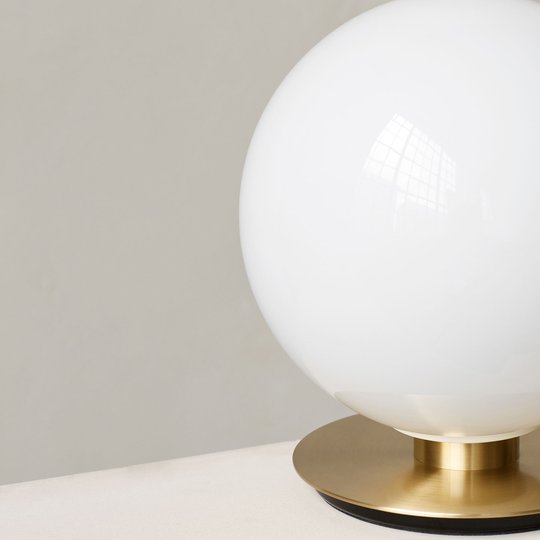 Menu TR Bulb DTW bordslampa 22 cm mässing/opal
