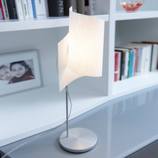 Intressant bordslampa Loop aluminium