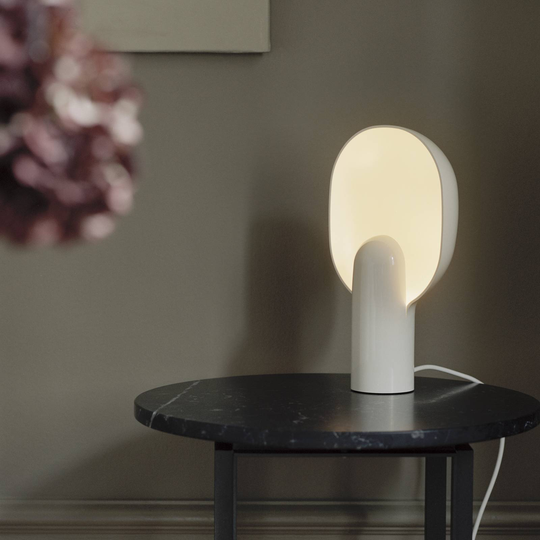 New Works Ware bordslampa, mjölkvit