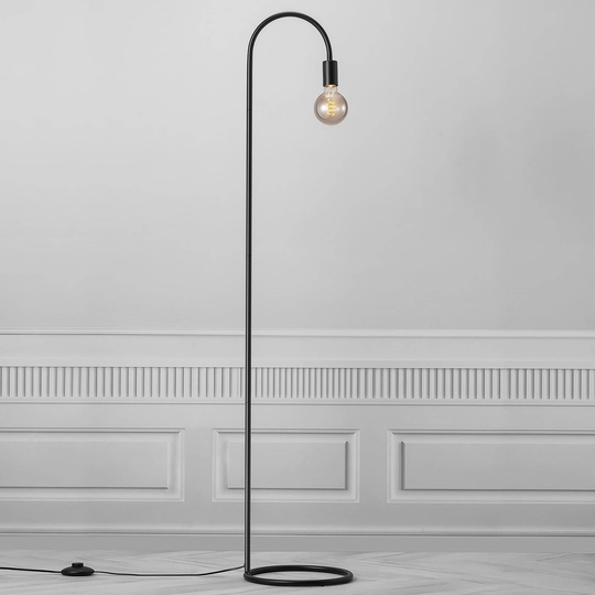 Golvlampa Paco i minimalistisk stil