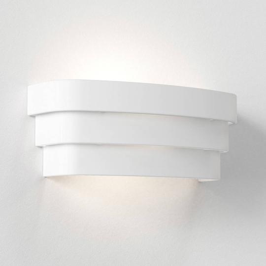 Astro Amas 320 vägglampa av keramik, mattvit
