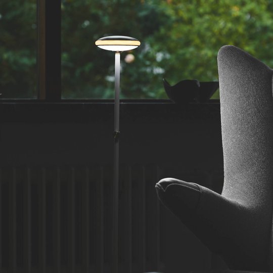 Shade ØS1 golvlampa ringar svart fot vit