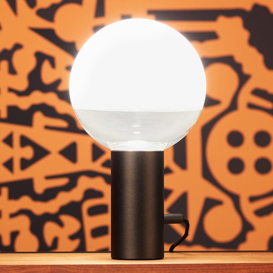 Kuula – en bordslampa med vriddimmer, svart