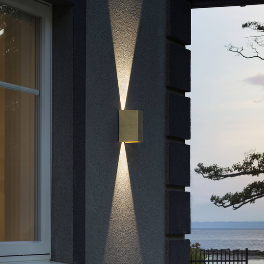 LED-utomhusvägglampa Cremona 8 cm bred av mässing