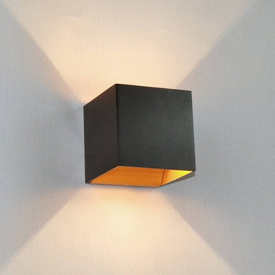 Svart LED-vägglampa Aldrina, guldfärgad insida