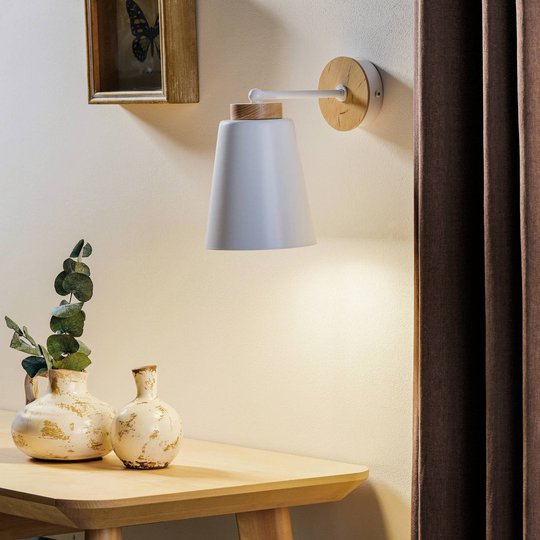 Vägglampa Periot K1 i vitt med trädekoration