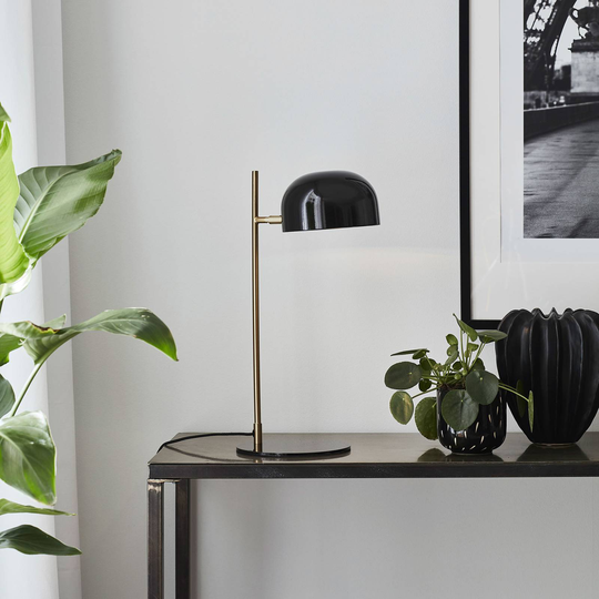Bordslampa Pose, svart/mässing