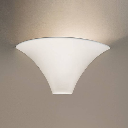 Vit, elegant vägglampa Cardin i vacker utformning