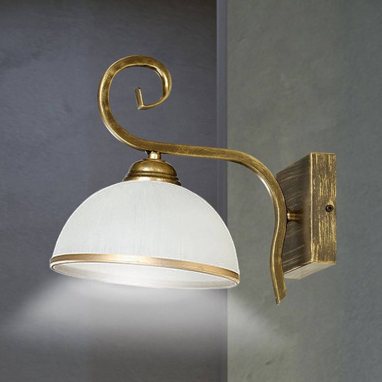 Vägglampa Wivara K1 i klassisk design, guld
