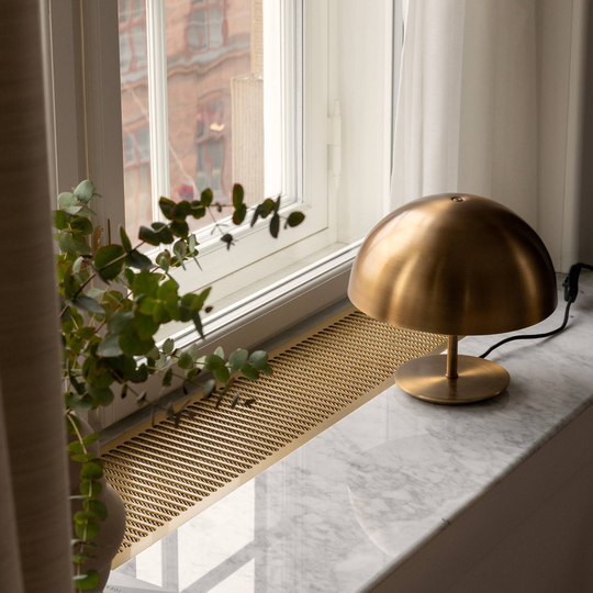 Mater Baby Dome bordslampa, Ø 25 cm av mässing