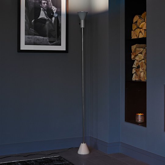 LED-golvlampan Gru med integrerad dimmer