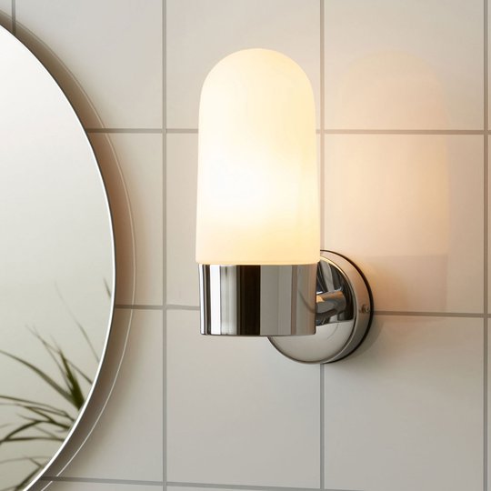 Vägglampa Zen, mjölkglas, krom