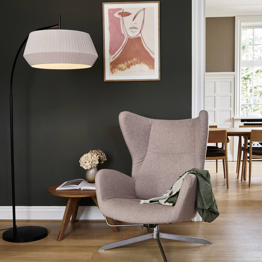 Golvlampa Dicte, handbunden skärm, vit