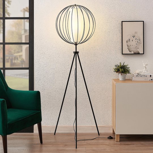 Lindby Koriko golvlampa med tre ben och burskärm