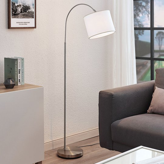 Båg-golvlampa Mateji med vit skärm