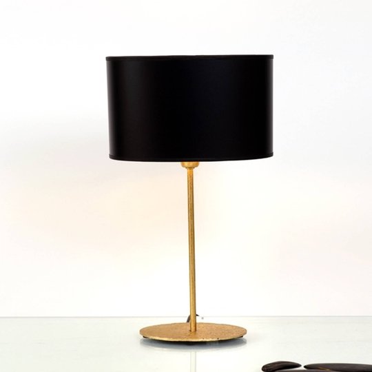 Vacker bordslampa Mattia med oval skärm