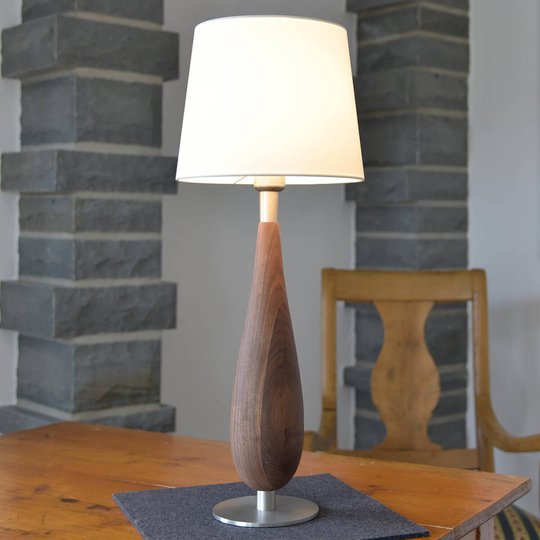 HerzBlut Lara bordslampa i valnötsträ, 61 cm