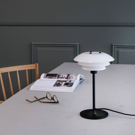 Dyberg Larsen DL20 bordslampa glasskärm svart