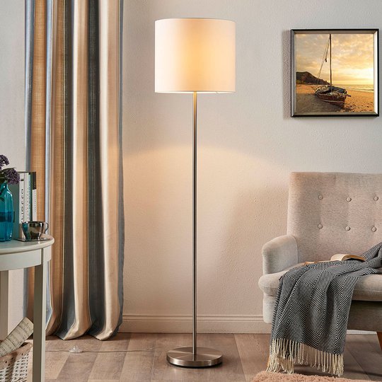 Parsa - golvlampa med textilskärm i vitt