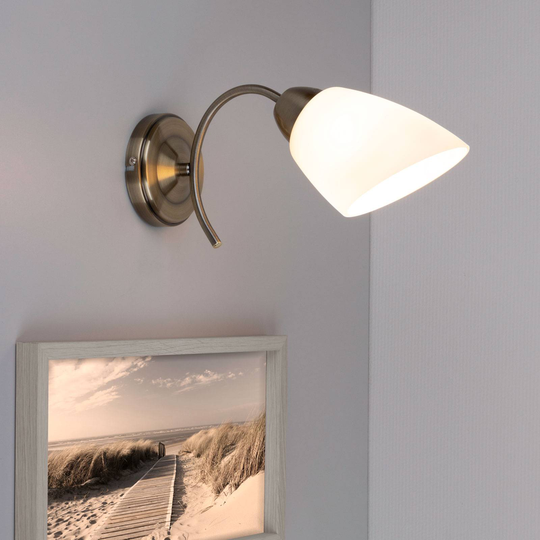 Vägglampa Varietta med glasskärm, gammal mässing