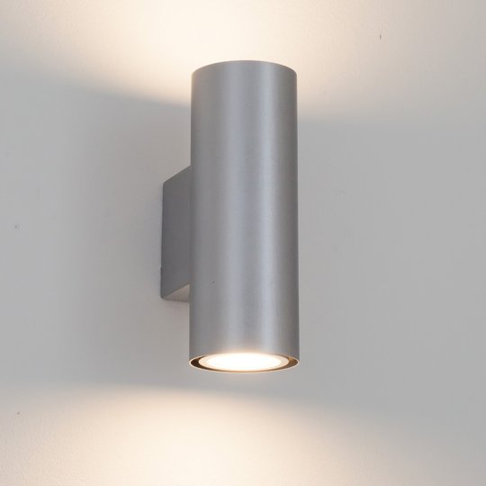 Silverfärgad LED-vägglampa Kabir med 2 ljuskällor