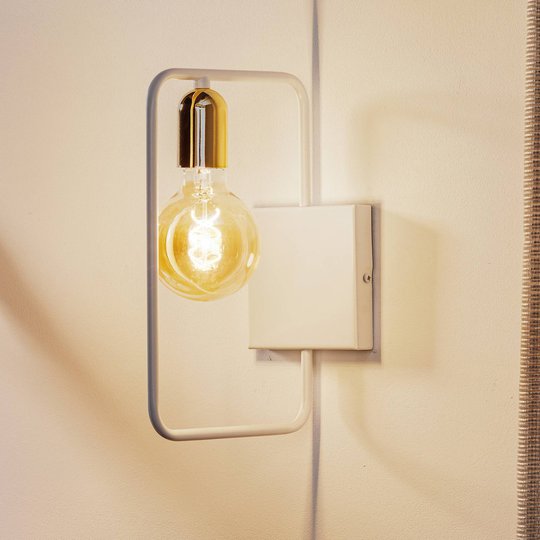 Vägglampa Savo K1 med metallram, vit guld