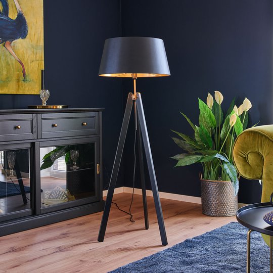 Trägolvlampa Thea med svart-gyllene skärm