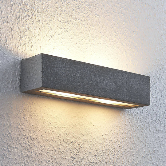 Lindby Nellie LED-vägglampa betong, bredd 35,3 cm