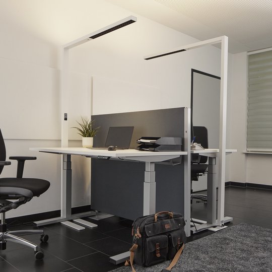Kontors-LED-golvlampa Jolinda, CCT, med sensor