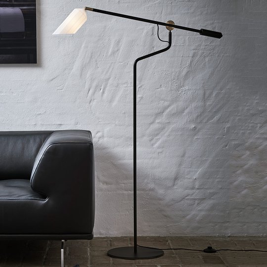 LE KLINT Pliverre golvlampa 1 lampa lutbar