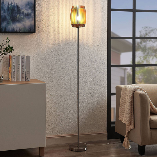 Golvlampa Jemile med lampskärm av björkstavar