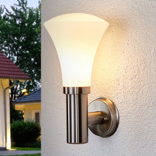 Tilltalande vägglampa Juliane för utomhusbruk