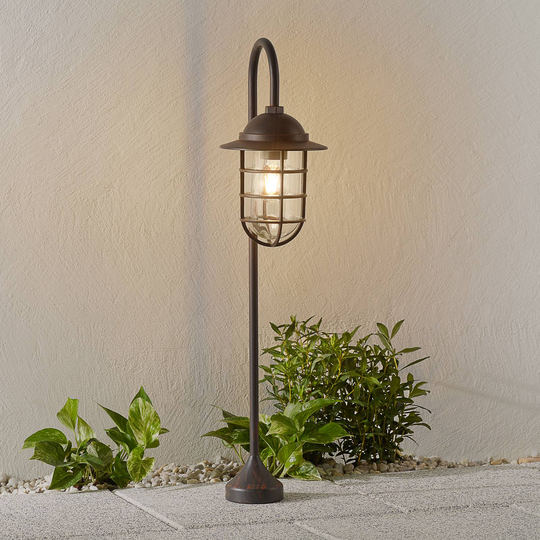 Väglampa Gero i lantlig stil, med krans