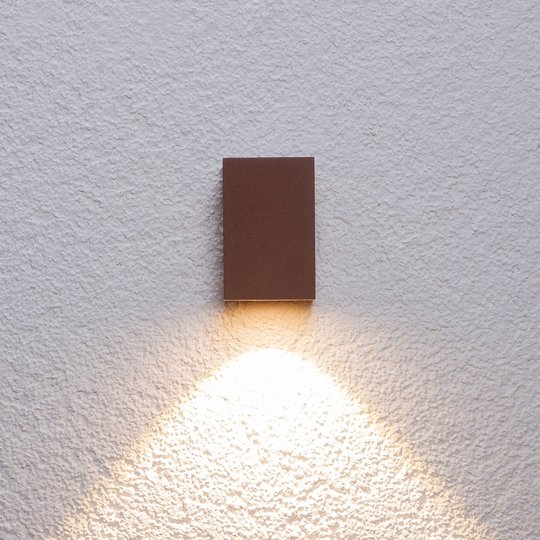 Rostbrun LED-utomhusvägglampa Tavi, höjd 9,5 cm