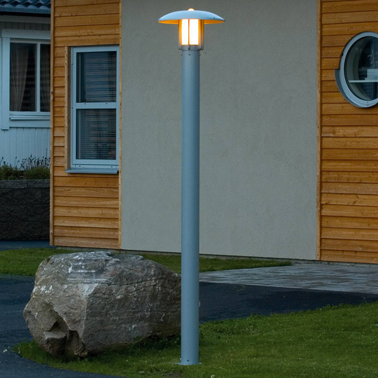 Lyktstolpe Heimdal, lackerad i silverfärg