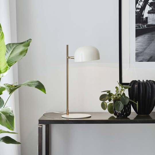 Bordslampa Pose, vit/mässing