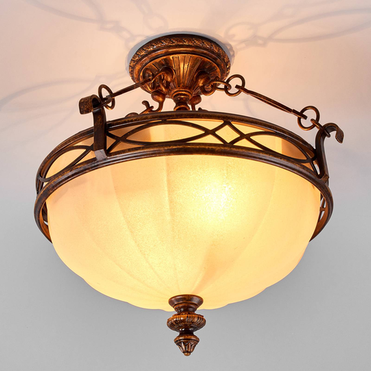 Klassisk taklampa för vardagsrummet