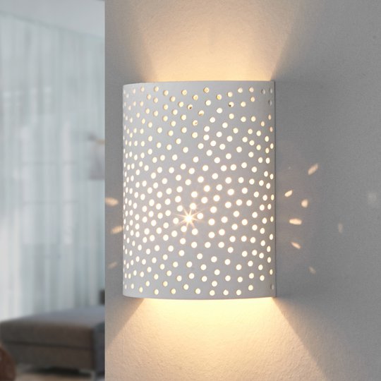 Jiru - en vägglampa av gips med vackert hålmönster