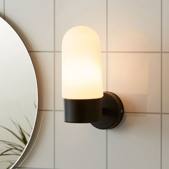 Vägglampa Zen, mjölkglas, svart