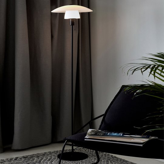 Golvlampa Verona, svart stativ, opal skärm