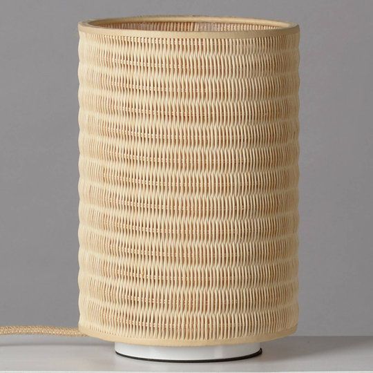 Bordslampa fläta i cylinderform av rotting