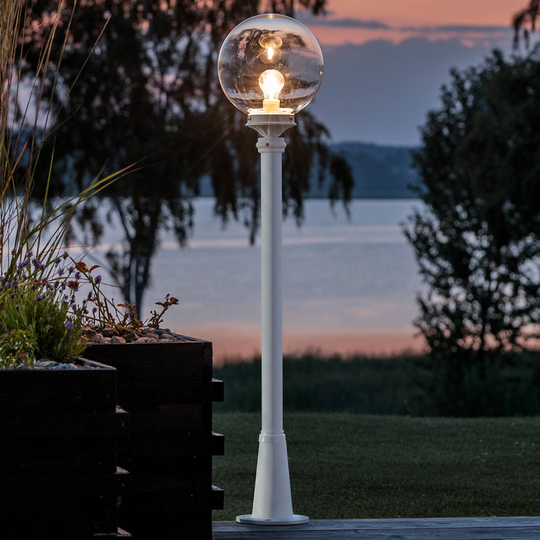 Med transparent kupa - väglampan Linus i vit