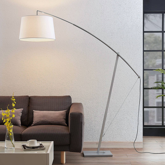 Båggolvlampa Nevika, vit textilskärm