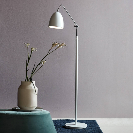 Golvlampa Alexander i delikat form, vit