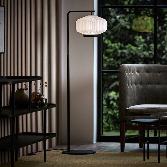 LE KLINT Shibui golvlampa med veckad skärm