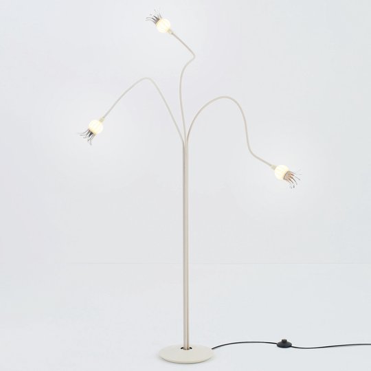 Golvlampa Poppy med tre flexarmar